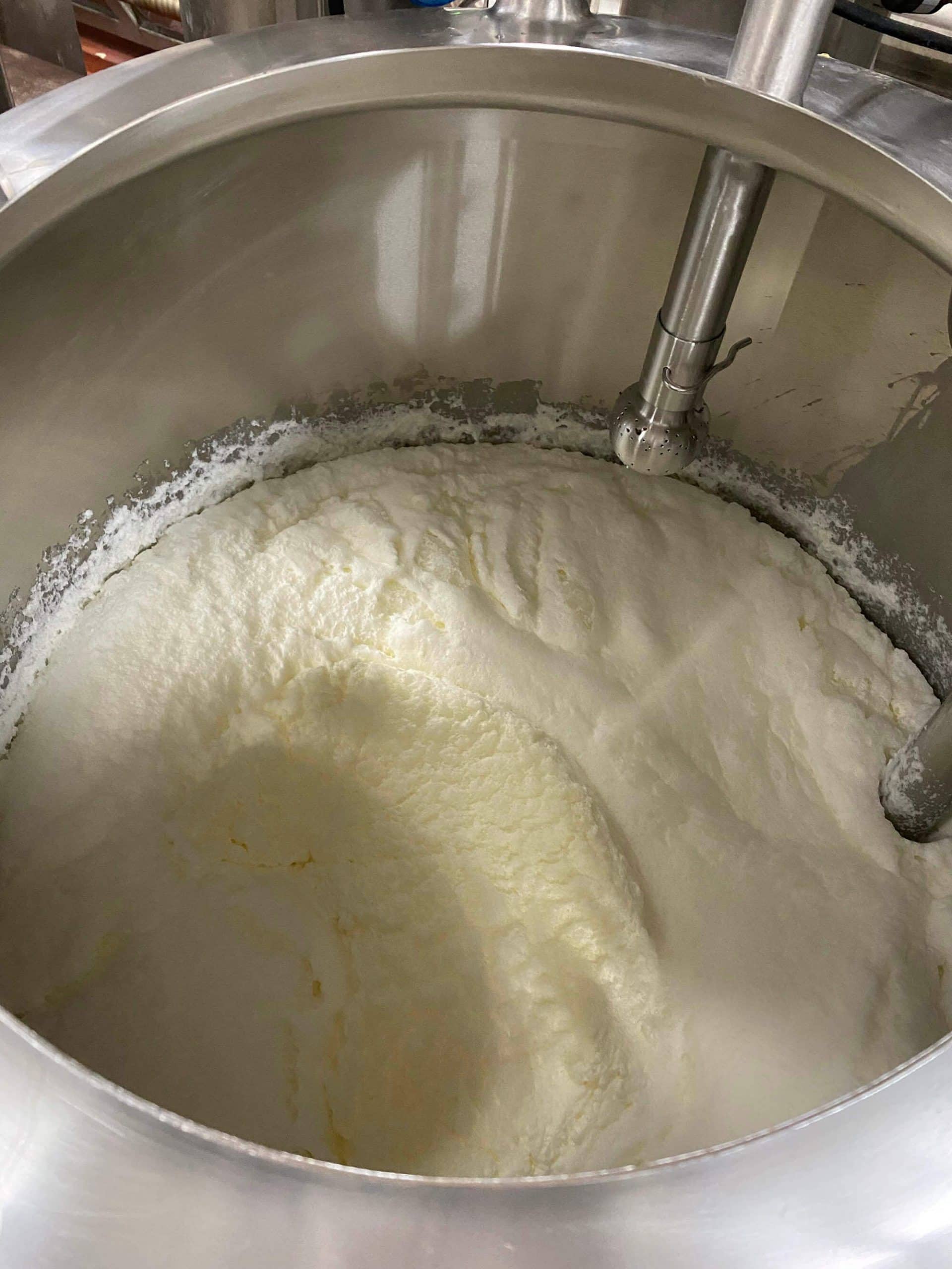 Mélange de crème en cuve